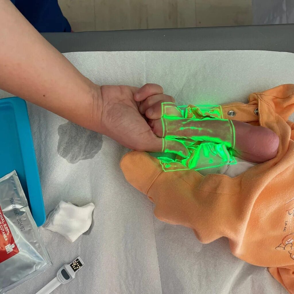 Asl Lecce: L’Associazione Cuore e mani aperte dona tre rilevatori di vene ai Reparti Pediatria