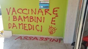 scritte no vax lequile