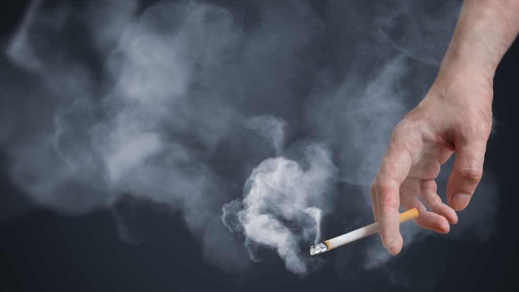 Fumare fa invecchiare prima: i risultati di uno studio sul Dna