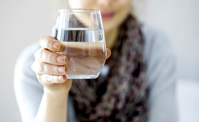 I consigli dell’esperto per contrastare i sintomi della menopausa grazie all’idratazione