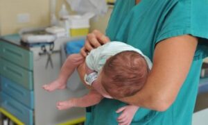 lodi_giugno_2015_ospedale_maggiore_reparto_di_ostetricia_infermiera_e_neonato-420x252