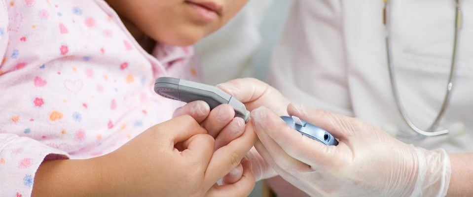 Aumentano gli under 18 con diabete di tipo 1 e di tipo 2: le  5 buone abitudini per i genitori
