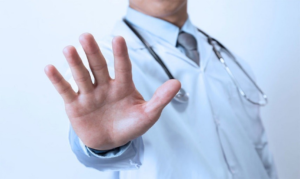 violenza medici-photoaidcom-2x-ai-zoom