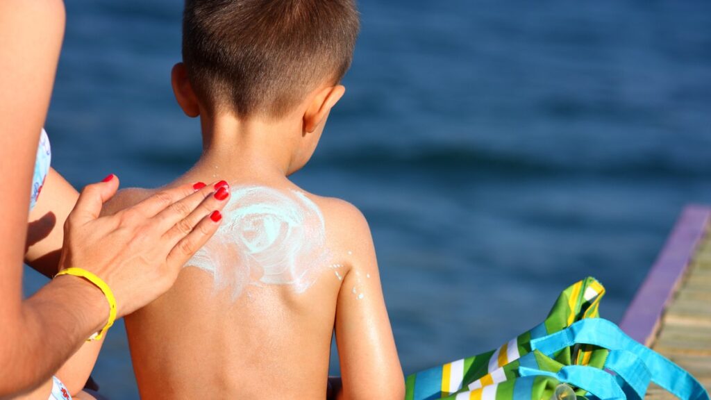 Come prendersi cura della pelle dei bambini durante la stagione estiva