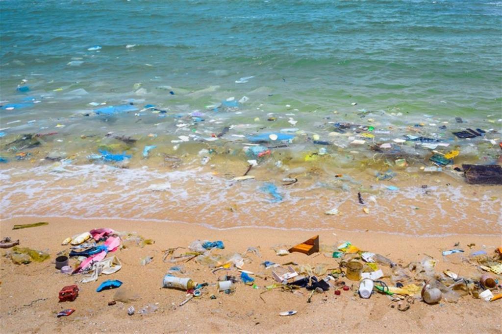 Inquinato il 32% delle coste di mari e laghi: la denuncia di Legambiente