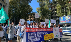 protesta specializzandi-photoaidcom-2x-ai-zoom