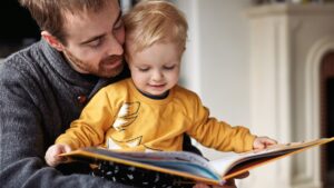 come-si-legge-libro-bambino