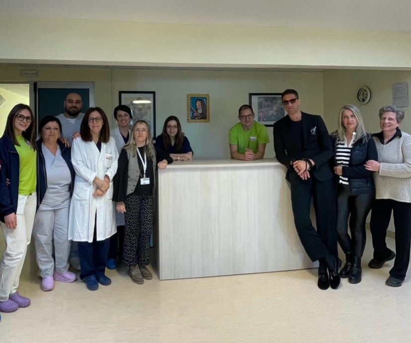 Donato un nuovo banco reception per l’oncologia del San Pio di Castellaneta. Testimonial Fabio Mancini