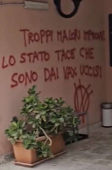 Vandalismo novax contro Asl Lecce: sede del dipartimento di prevenzione imbrattata con scritte