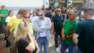 sindaco_melucci_al_sit_in_di_protesta_dalla_fials