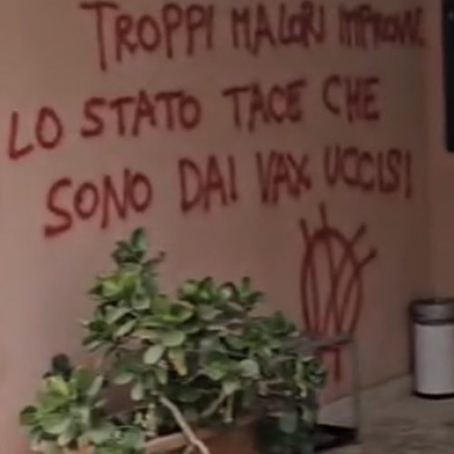Vandalismo novax contro Asl Lecce: sede del dipartimento di prevenzione imbrattata con scritte